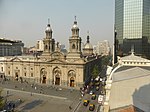 Краєвид собору та хмарочоса поруч з даху Національного історичного музею Чилі