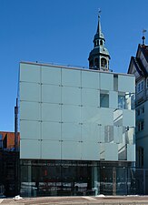 Het Celler Kunstmuseum. Het grote, lichtblauwe, bij dag kaal aandoende muurvlak is 's avonds en 's nachts vaak decor voor light art.