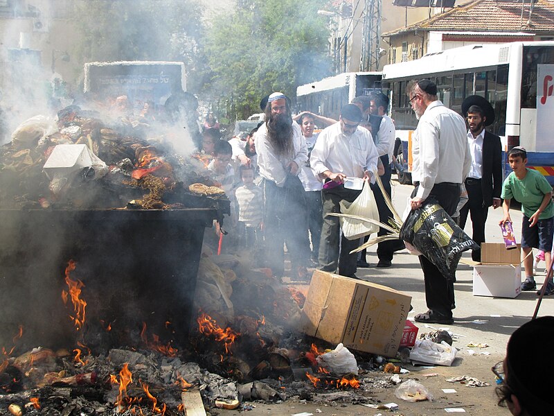 File:Chametz burnning 004.jpg