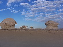 Грибовидные останцы в Белой пустыне (Египет).