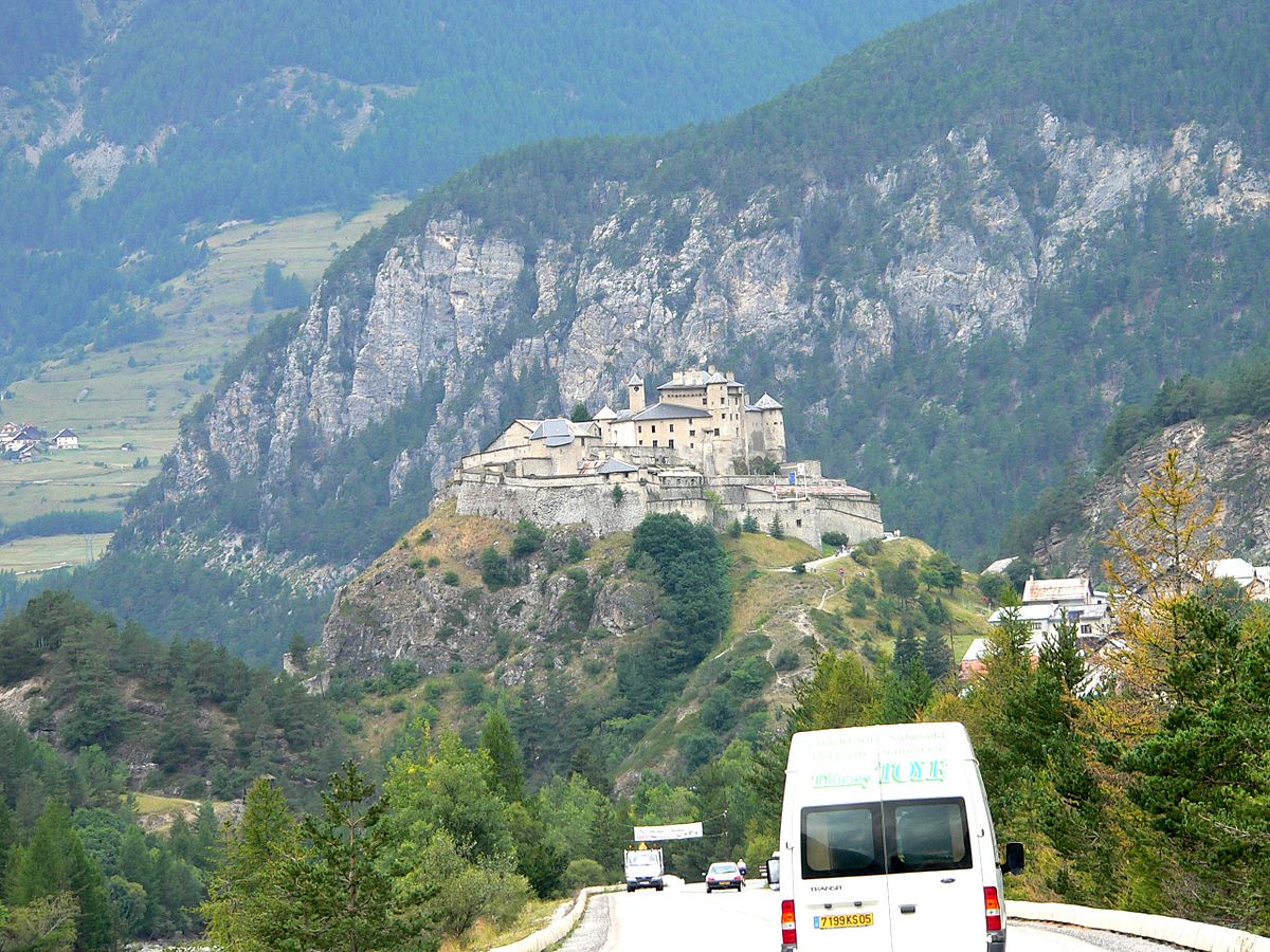 Image of Francia, Montreres, due utensili a pietra focaia da Abberville