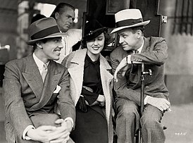 Richard Thorpe (höger), Faye Wray och Cesar Romero på uppsättningen av The Cheaters Deceived (1934)