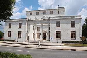 Cherokee County Courthouse (2015). Das Courthouse entstand im Jahr 1928 im Stile des Neoklassizismus und wurde aus lokalem Marmor gefertigt. Im Mai 1981 wurde es als erstes Objekt im County in das NRHP eingetragen.