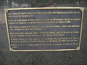 Detalhe da inscrição no monumento.