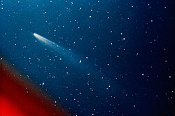 Kohoutekin komeetta 11. tammikuuta 1974 otetussa värivalokuvassa