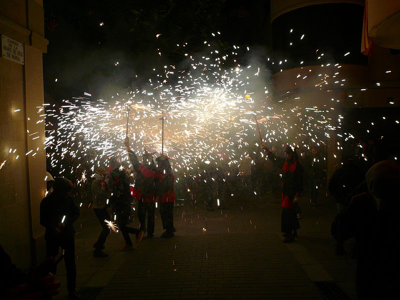 File:Correfoc infantil de la festa major de Sarrià 2013 -P1460945.jpg