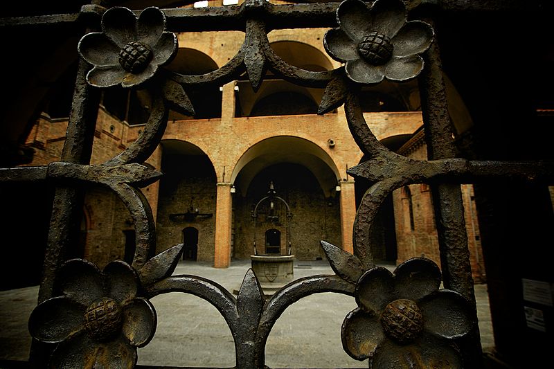 File:Cortile Palazzo Re Enzo.jpg