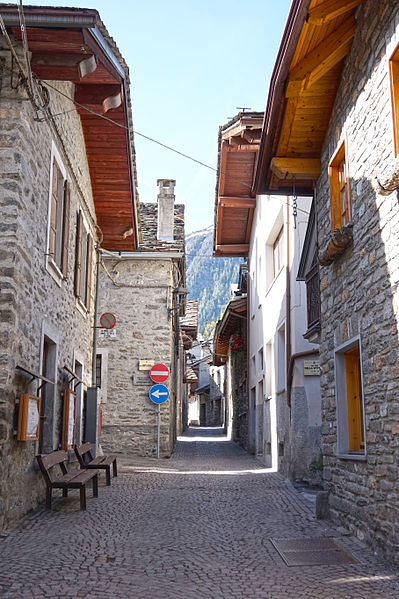 File:Courmayeur - street.jpg