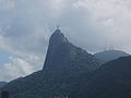 Гора Корковаду в Рио-де-Жанейро. На вершине видна статуя Спасителя