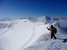 Un pisteur effectue un tir lancé lors d'un plan d'intervention et de déclenchement d'avalanche (PIDA).