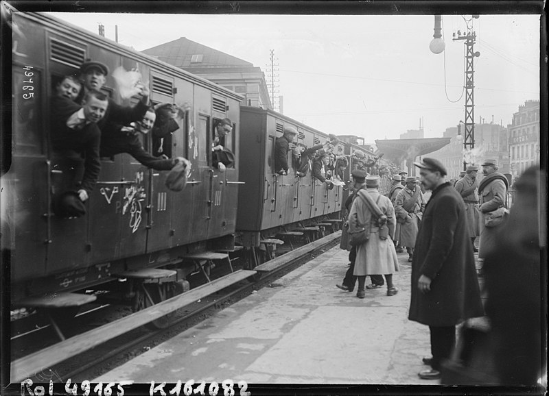 File:Départ classe 18, gare de l'Est - sur le quai.jpg