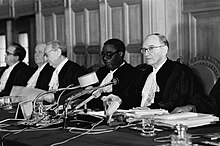 Justices of the International Court of Justice in 1979 De president van het Gerechtshof Sir Humphrey Waldock (r), naast hem de vice-pre, Bestanddeelnr 930-5783.jpg