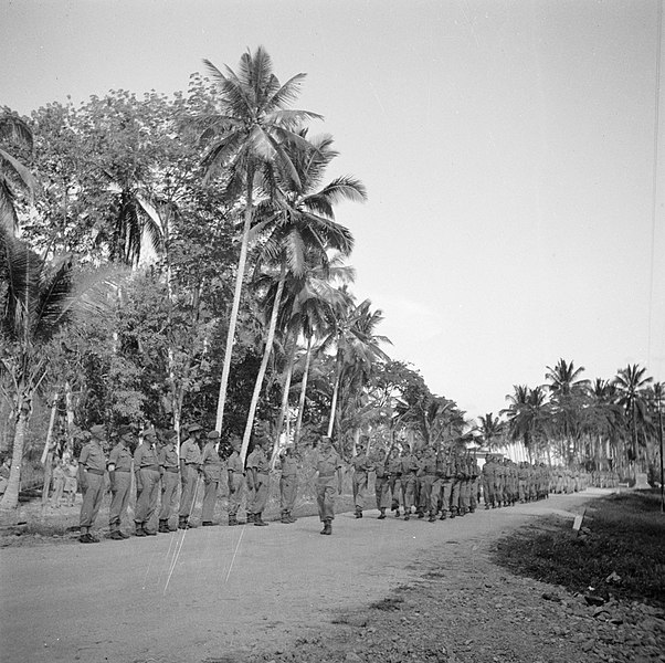 File:Defilé bij kamp Morib Beach op Malakka, Bestanddeelnr 255-8292.jpg