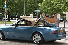 Das Holz an der Verdeckklappe des aktuellen Rolls-Royce Phantom Drophead Coupé ist eine Reminiszenz an den Skiff.