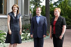 左からフィンランドのマリ・キビニエミ首相、ロシアのドミートリー・メドヴェージェフ首相、ハロネン（2010年7月21日）