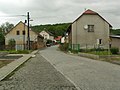 Čeština: Dolní Cetno - domy okolo silnice do Kovance English: Dolní Cetno - houses near the road to Kovanec