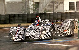 De Dome S101 van Jan Lammers/Andy Wallace/John Bosch in de Ford-chicane op Le Mans in 2003.