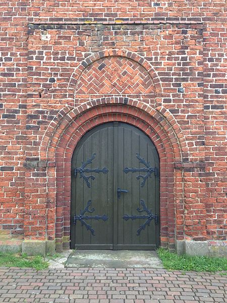 File:Dorkirche Neuenklitsche Westportal 2015.JPG