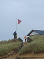 Cabane de la SNSM et drapeau rouge à Donnant.