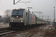 Traxx Lotosu prowadzi pociąg Kolei Śląskich Rachowiec (KŚ99020). Stacja PKP w Milówce