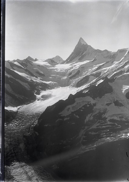 File:ETH-BIB-Finsteraarhorn, Finsteraarjoch, Grindelwaldgletscher v. N. aus 3000 m-Inlandflüge-LBS MH01-005159.tif