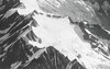 Oben mittig-links das Wilerhorn. Leicht rechts der Mitte das bis knapp unter die Gipfelfelsen vergletscherte Gletscherhorn. Rechts darunter das Jolihorn mit Firnfeld unter dem Gipfel. Unten die Hogleifa.