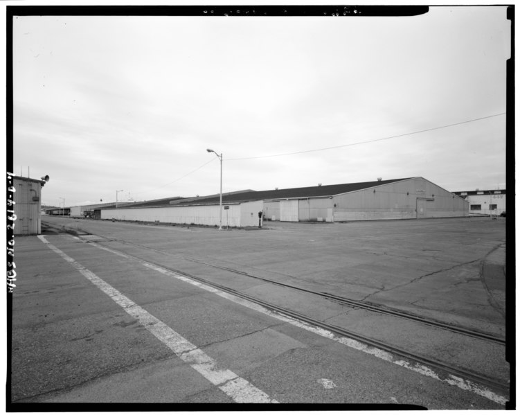 File:EXTERIOR OBLIQUE VIEW OF BUILDING 443, LOOKING NORTHWEST. - Oakland Naval Supply Center, Warehouse Type D, Maritime Street at Seventh Avenue, Oakland, Alameda County, CA HABS CAL,1-OAK,16D-4.tif