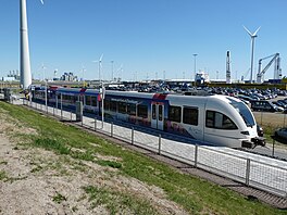 Stasjon Eemshaven (2018) mei op de eftergrûn de fearhaven nei Boarkum.