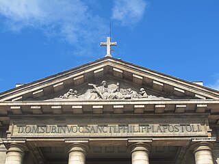 Fronton avec un relief de François-Joseph Duret.