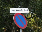 Gatuskylt vid Einar Forseths Park