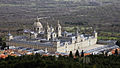 Conxuntu monumental d'El Escorial, concebíu por Felipe II como palaciu, monasteriu y panteón de los reis d'España.