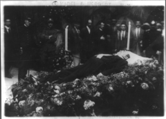 Caruso's body lying in state in the Vesuvio Hotel in Naples, 3 August 1921 Enrico Caruso, 1873-1921, funeral at Church San Francisco de Paulo in Naples 3.png
