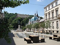A tér a Kossuth-szoborral és háttérben az avasi református templommal