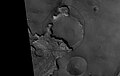 Cratera exumada em Mare Acidalium, vista pela Mars Global Surveyor.