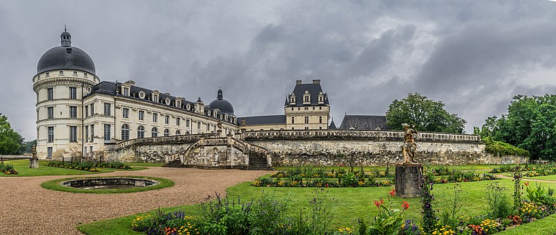 File:Exterior of the Castle of Valencay 25.jpg