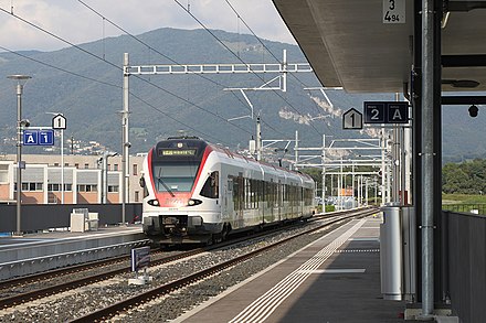 Stadler FLIRT RABe 524 à quai en gare de Stabio. Il s'apprête à assurer un train S40 à destination d'Albate-Camerlata.