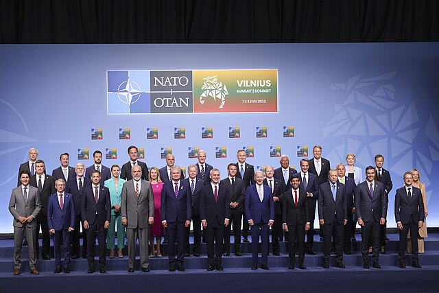 Family photo of the 2023 Vilnius summit.