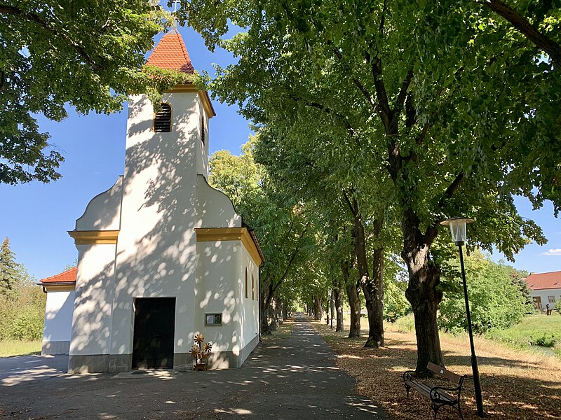 File:Filialkirche Parbasdorf und Lindenallee - 03.jpg