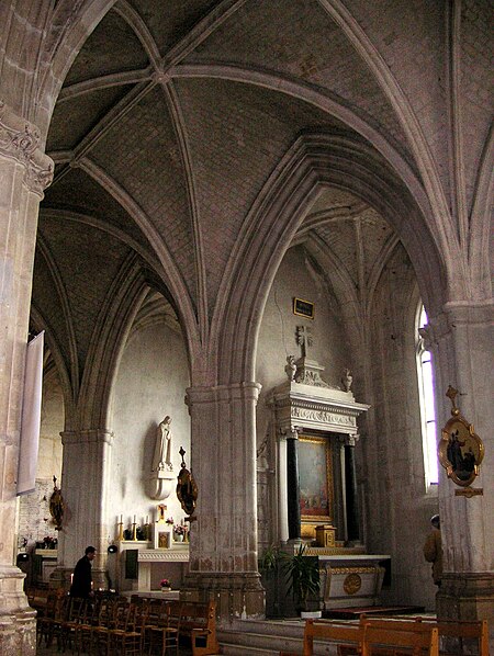 ไฟล์:France_Blois_Cathedral_aisle_a.JPG