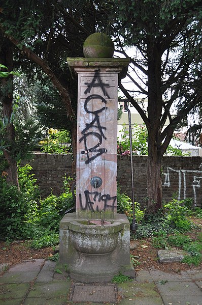 File:Frankfurt, Brunnen im Stiftsgarten.JPG