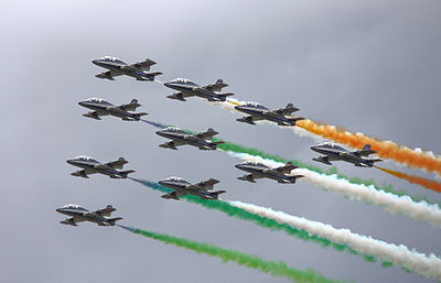 Frecce Tricolori dalam formasi penuh saat Royal International Air Tattoo (RIAT) 2011.