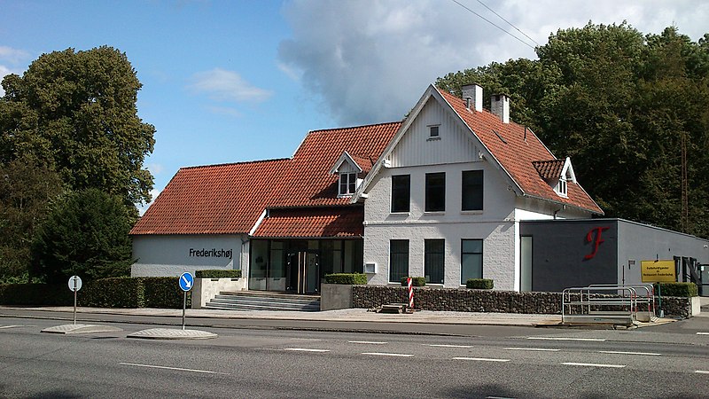 File:Frederikshøj Kro.jpg