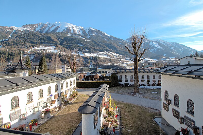 File:Friedhof Schwarzach im Pongau 08.jpg