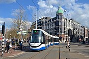 Lijn 5 met 15G-tram op de kruising Hobbemastraat / Stadhouderskade; april 2021.