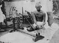 Gándhí přede na kolovratu charkha (ve 20. letech 20. století)