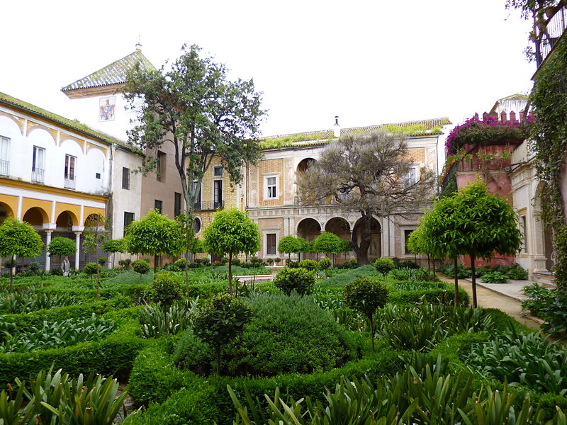 File:Garden in the casa de pilatos, seville.JPG