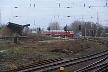 Der aufgegebene Güterbahnhof, links die Stückgutverladung