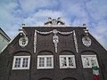 Pand van de VOC (Admiraliteitsgebouw) met focus op de beelden.