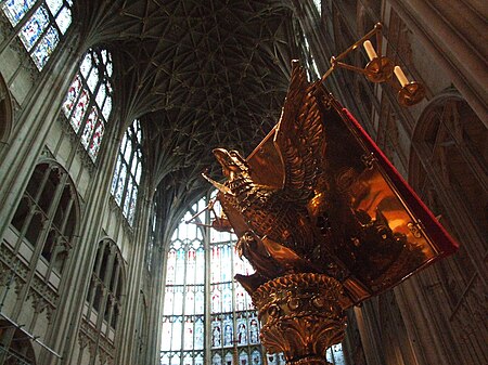 ไฟล์:Gloucester_cathedral_interior_008.JPG