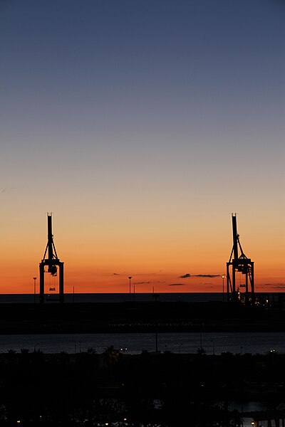 Sore hari di Pelabuhan Málaga, Spanyol.